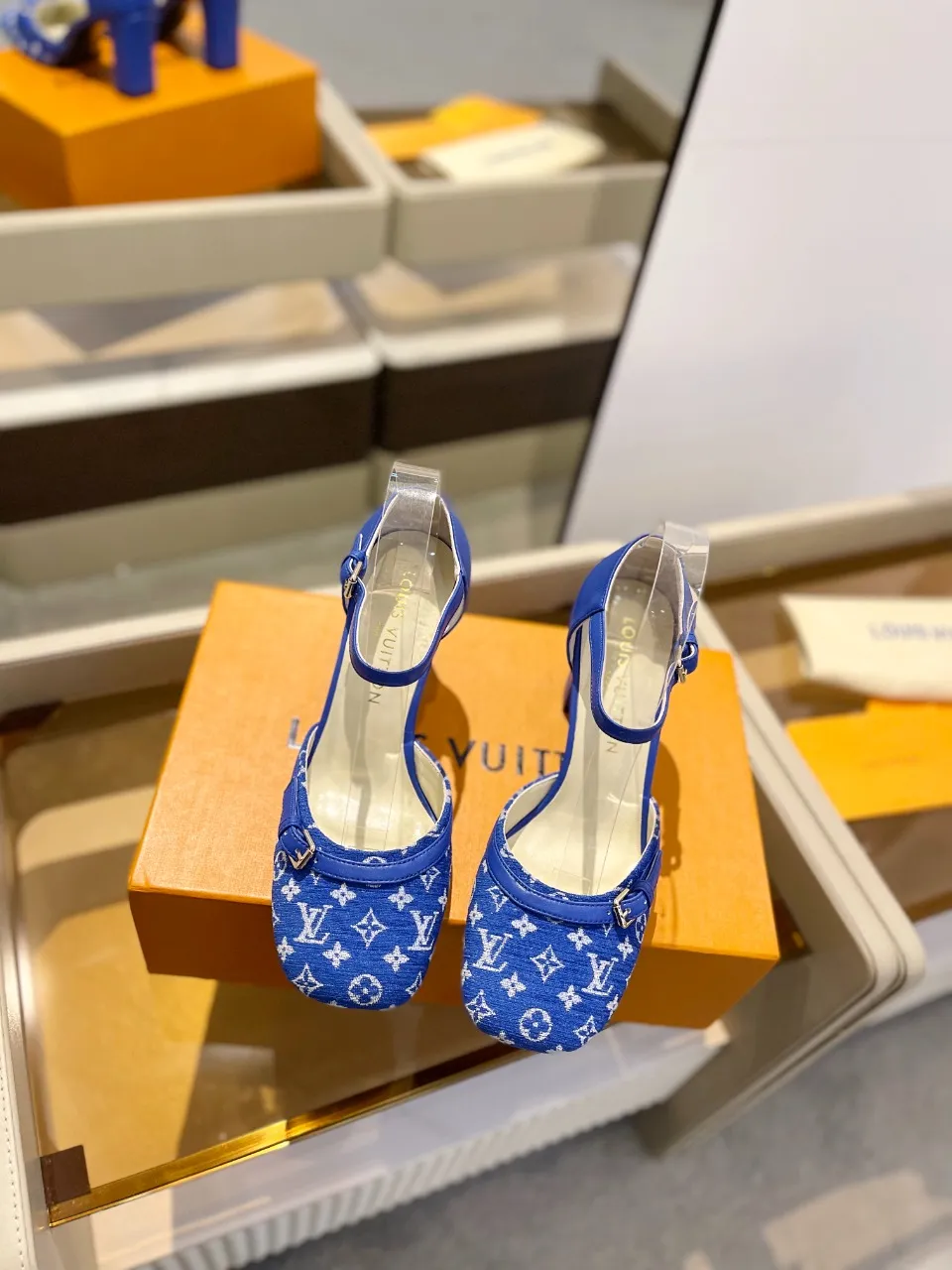 👟👟Ex-factory price 640👟👟 2024 latest L✔ The latest catwalk style slippers from L✔ Home counters, official website series updated simultaneously, perfect last + LV new element button design, full of femininity, noble temperament, original reverse mold last, ultimate 1:1 shape, high-end quality, imported high-end fabrics showing exquisite texture! Fabric: LV denim Lining: high-quality soft sheepskin lining Feet: imported goatskin Customized A-grade high-density private mold outsole, luxurious packaging! 8 cm thick heel Size: 34-42, (34, 40, 41, 42 customizations are non-refundable)